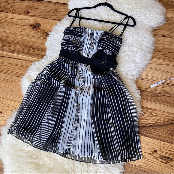 Max and Cleo Patterned Strapless Chiffon Dress Flower Detail Monochrome - Picture 1 of 10